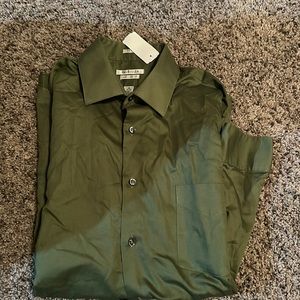 Van Heusen dress shirt regular fit size 16.   32/33